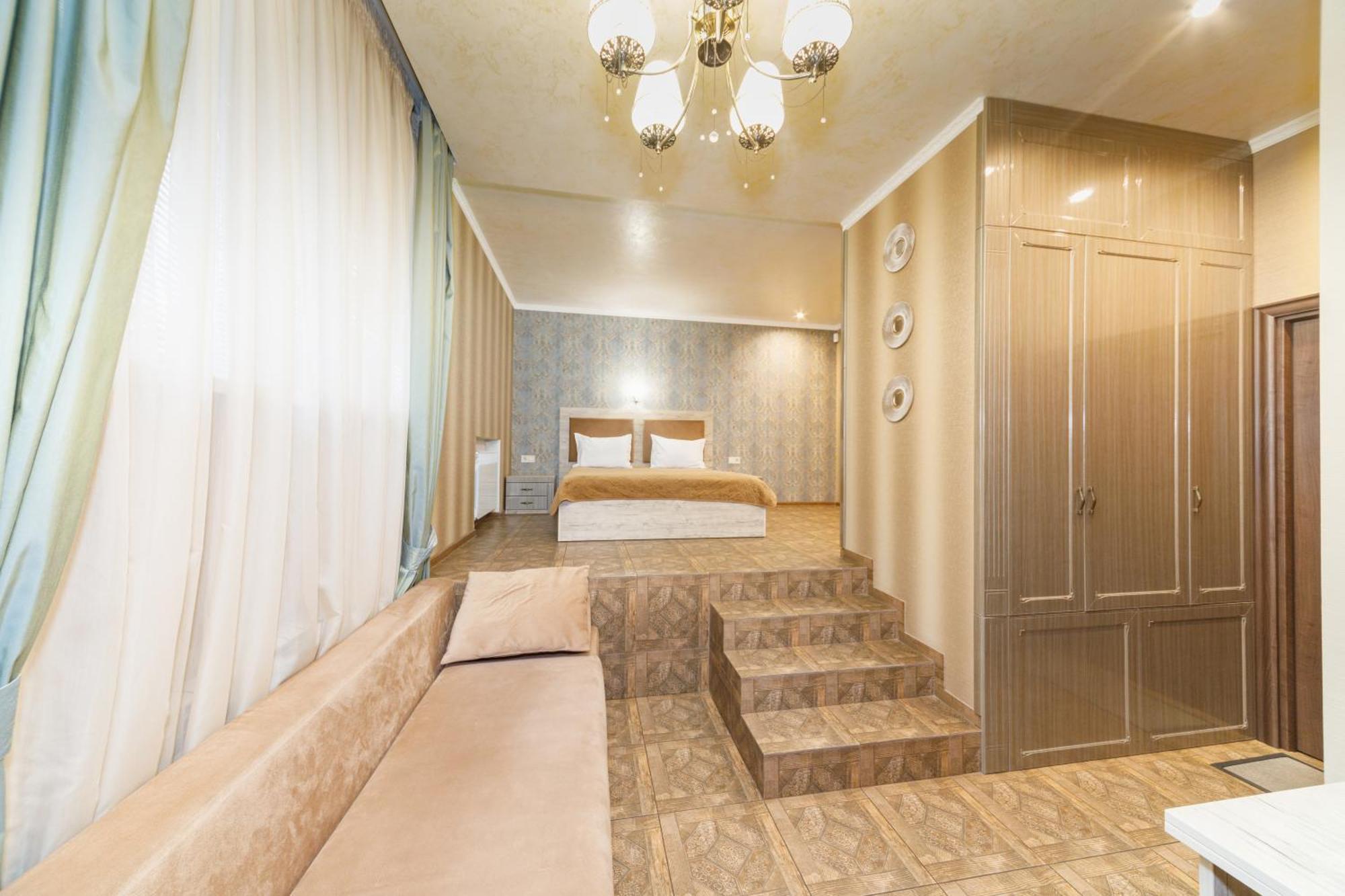 L.O.Y Family Hotel Dnipro Bagian luar foto