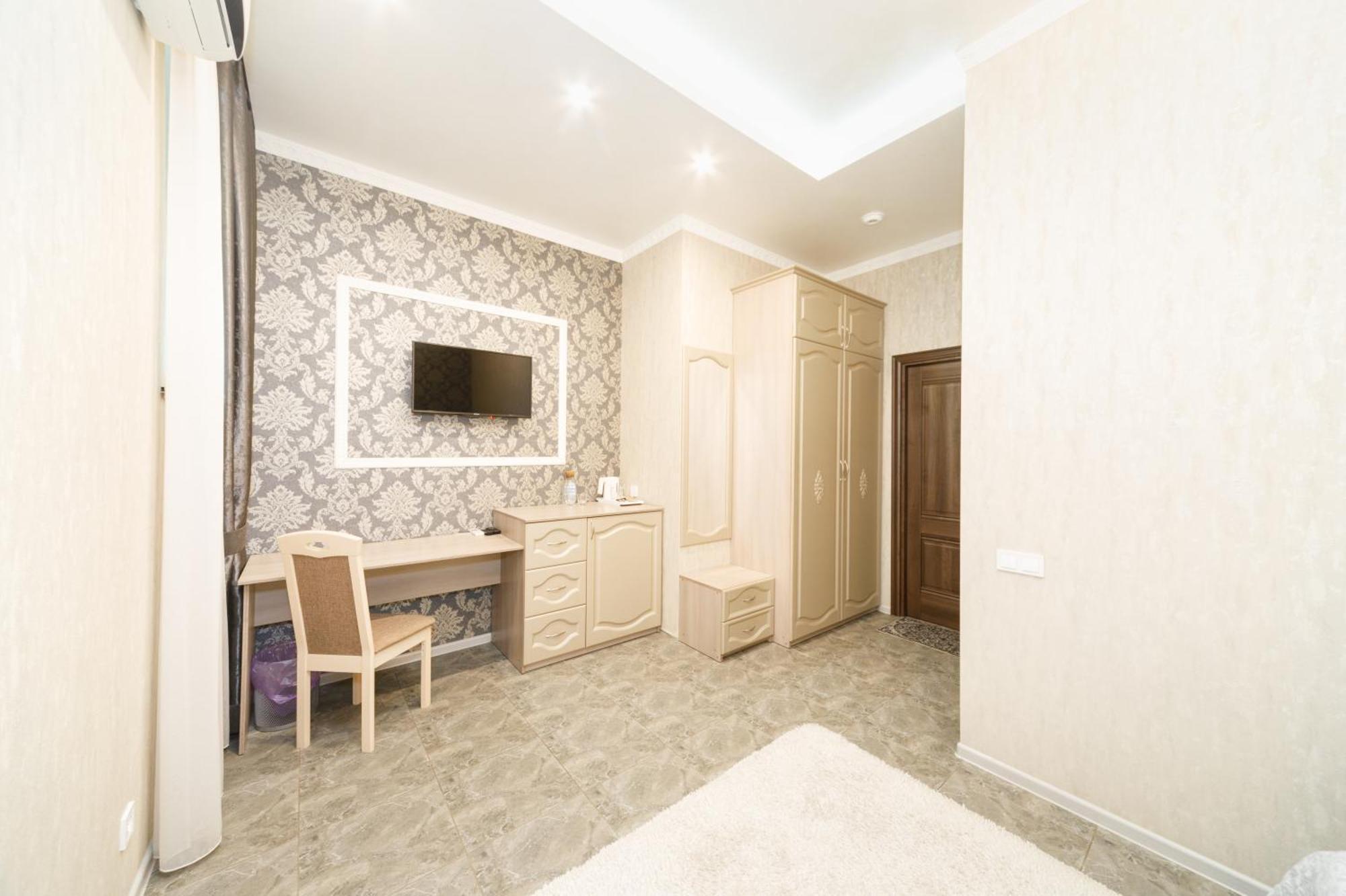 L.O.Y Family Hotel Dnipro Bagian luar foto