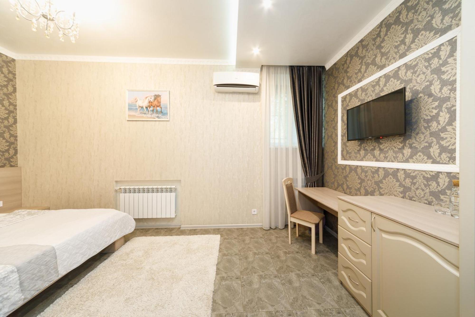 L.O.Y Family Hotel Dnipro Bagian luar foto