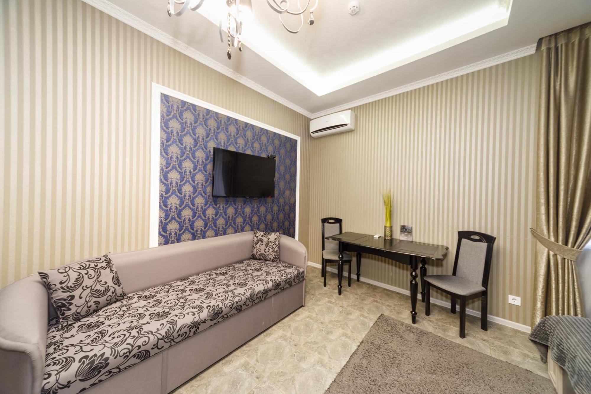 L.O.Y Family Hotel Dnipro Bagian luar foto