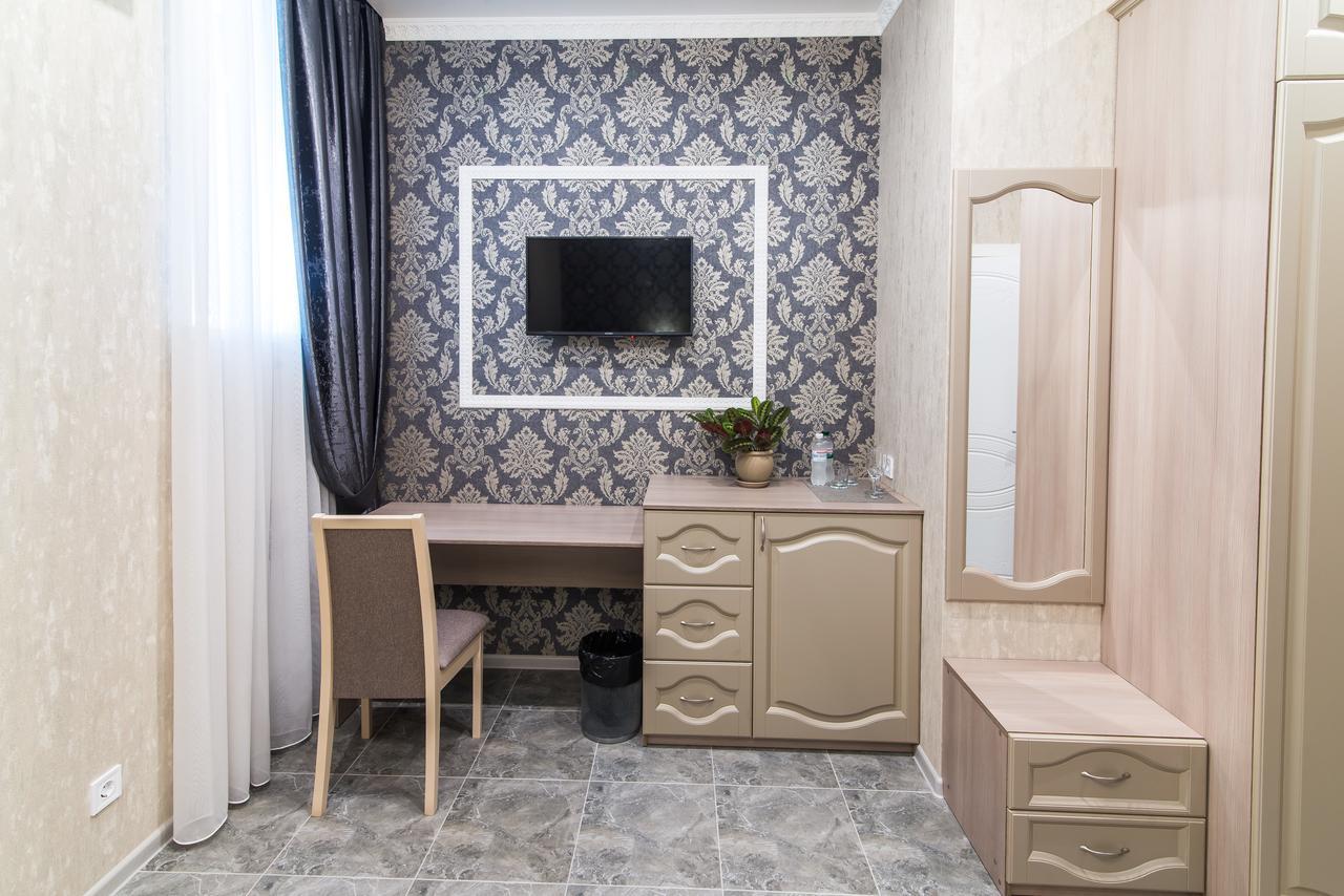 L.O.Y Family Hotel Dnipro Bagian luar foto