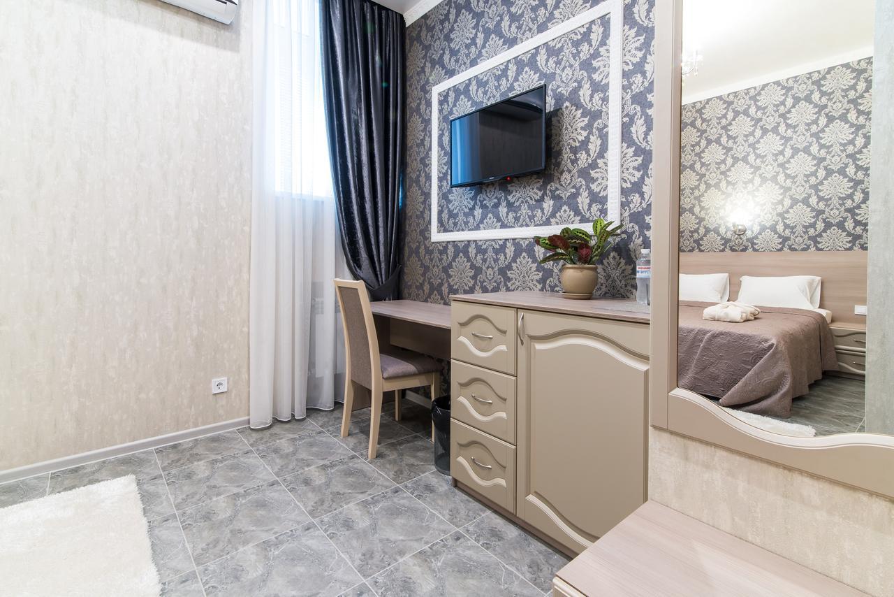 L.O.Y Family Hotel Dnipro Bagian luar foto