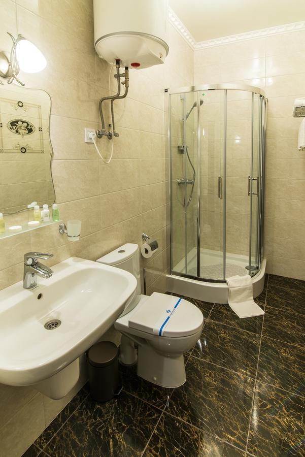 L.O.Y Family Hotel Dnipro Bagian luar foto