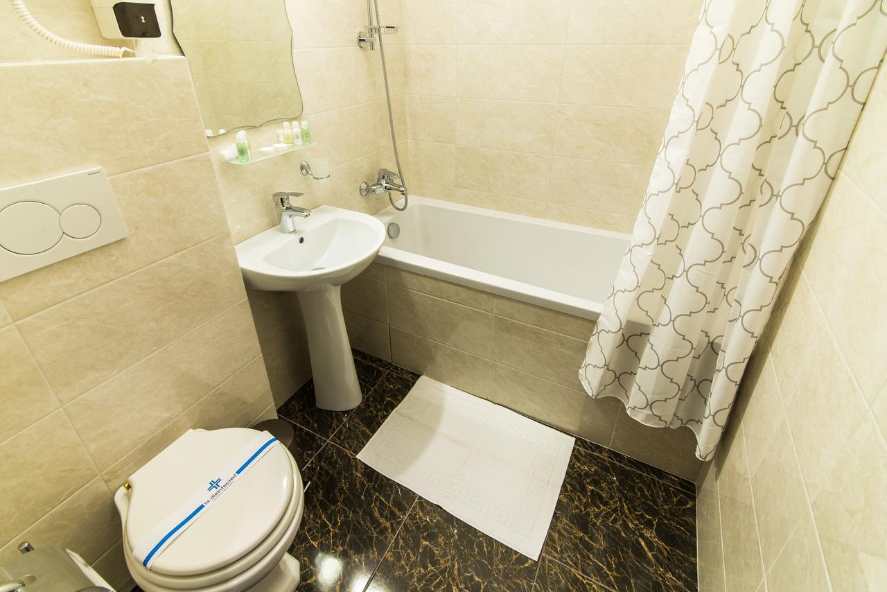 L.O.Y Family Hotel Dnipro Bagian luar foto