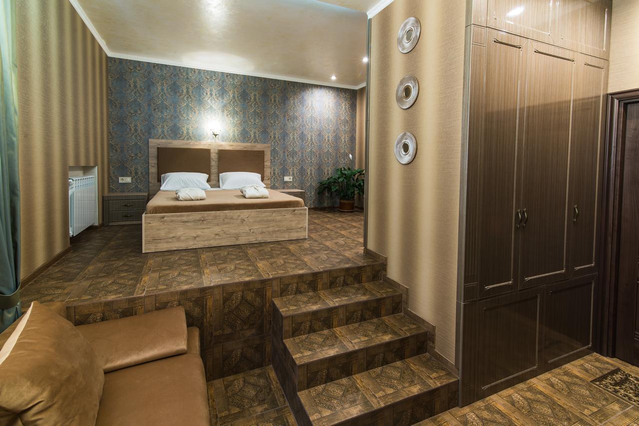 L.O.Y Family Hotel Dnipro Bagian luar foto